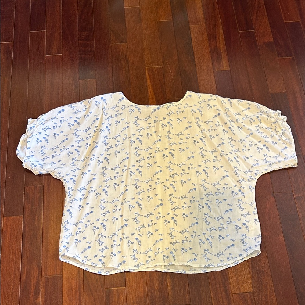 Fun 2 Fun Floral Blue and White Women's Top - Picture 2 of 7